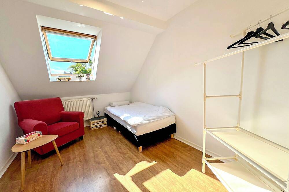 Kleines Zimmer mit geteiltem Bad in Neuss, Rhein-Kreis Neuss