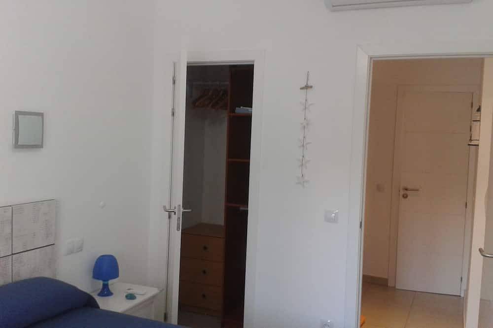 Entire apartment, 3-room apartment in a small Majorcan residence with sea view and close proximity, comfort in Port d'Andratx, Andratx