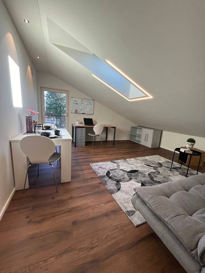 Ganze Wohnung, Dachgeschoss-Doppelzimmer "Rudi" mit Blick auf den See, Bergblick, Balkon & Garten in Tachinger See, Taching am See