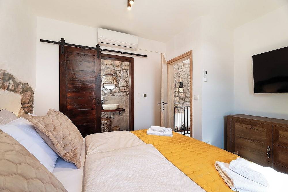 Charming 2-bedroom villa with Ac, Wifi,swimming pool,view of the sea and islands in Cesarica, Naturpark Velebit