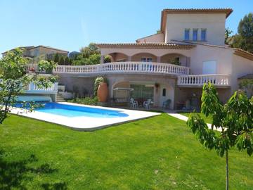 Location de vacances pour 5 personnes, avec jardin ainsi que piscine et vue à Montauroux