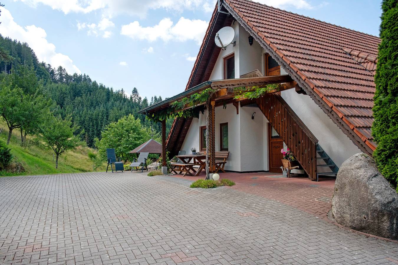 Ganze Wohnung, Ferienwohnung '2' mit Bergblick, gemeinsamer Terrasse und Wlan in Triberg, Mittlerer Schwarzwald