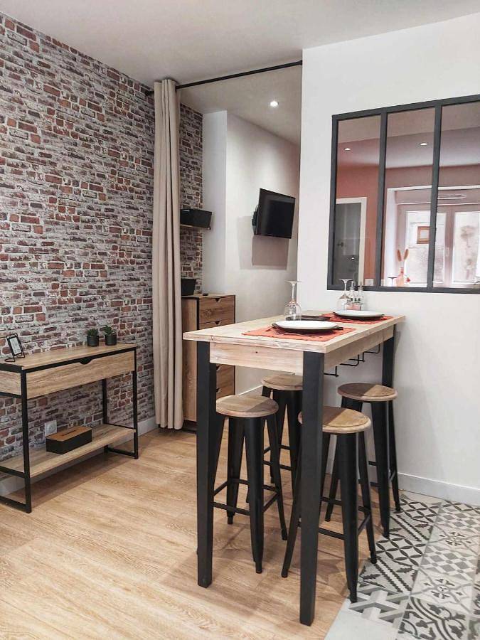 Appartement entier, One-Bedroom Apartment in Châteauneuf-de-Galaure, Région de Valence