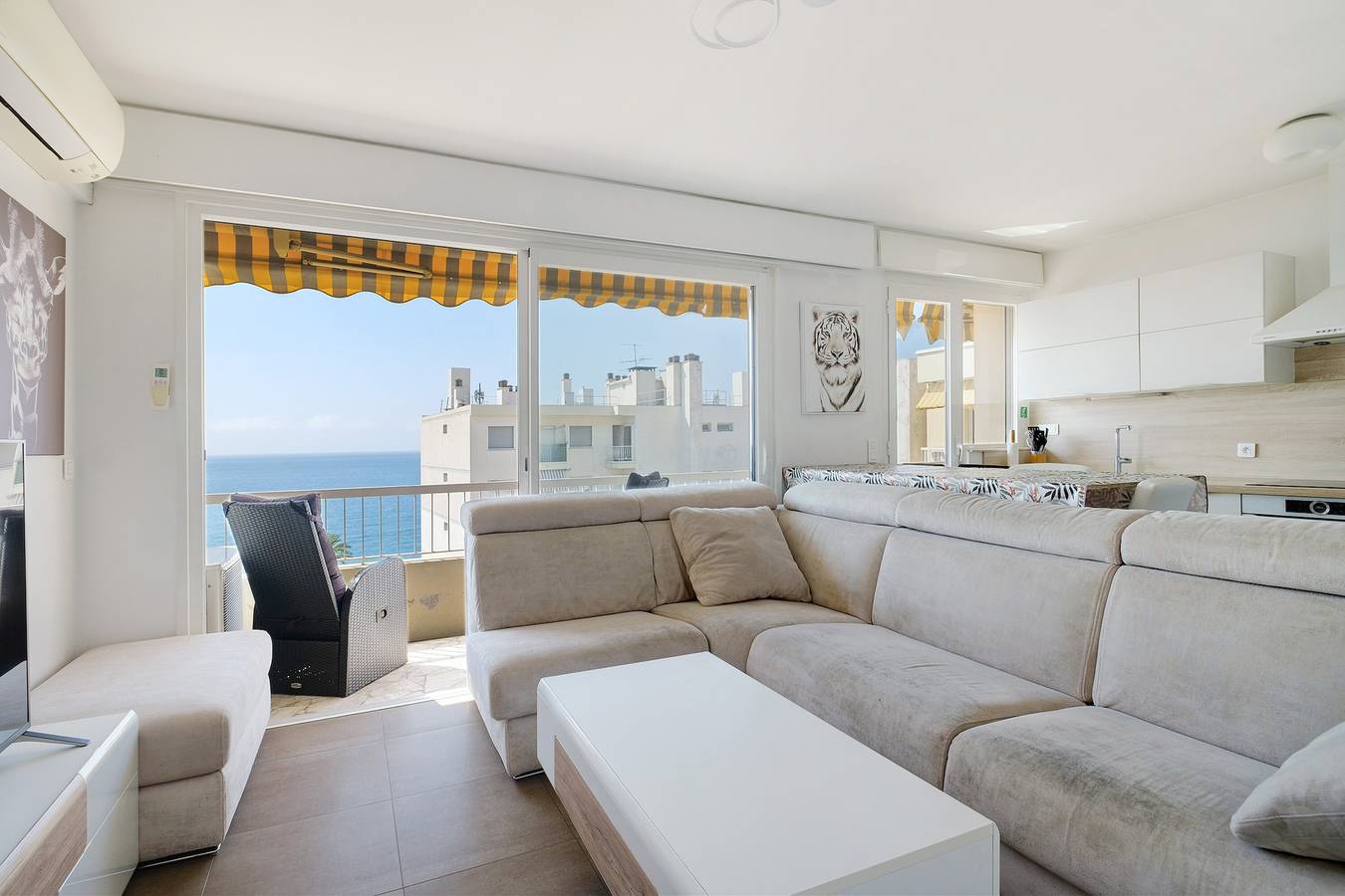 Entire apartment, Apartment 'T2 Stunning Sea View' with Sea View, Wi-Fi and Air Conditioning in Cagnes-sur-Mer, Mediterranean Coast (France)