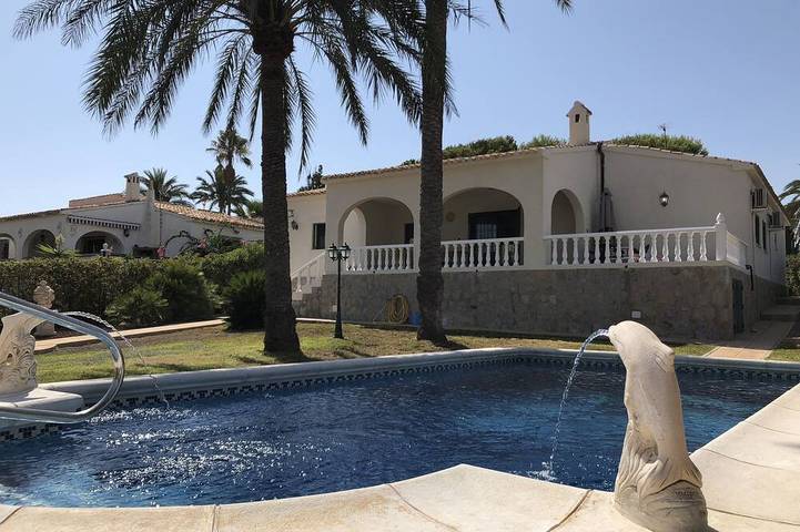 Location de vacances pour 8 personnes, avec jardin dans Playa Flamenca