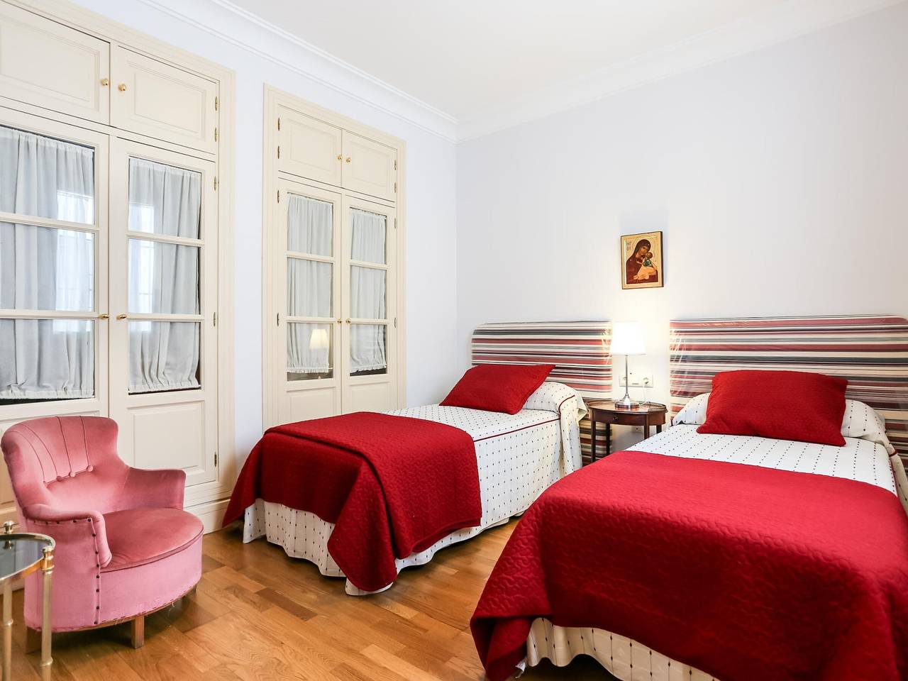 Entire apartment, Stylish 2-bedroom apartment in Seville center with rooftop terrace in Casco Antiguo, Sevilla