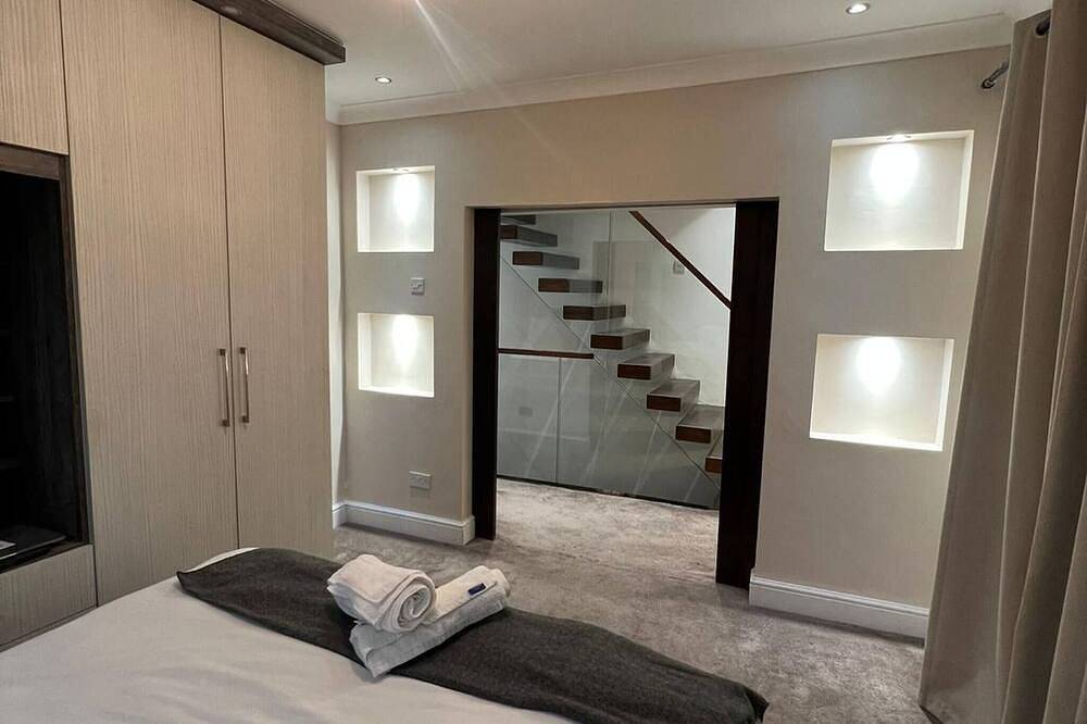 Elegant family home, 2x jacuzzi corner bath… in Luton, Chiltern Hills