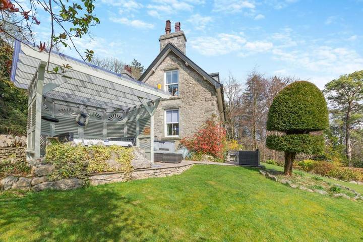 Holiday rental for 8 people, with hot tub and garden, with pets in Grange-over-Sands