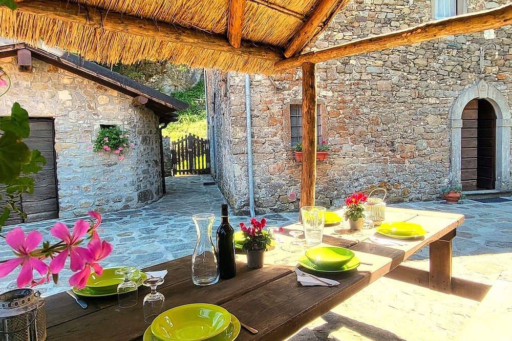 Romantisches Steinhaus mit privatem Pool am Fluss. in Piazza al Serchio, Garfagnana