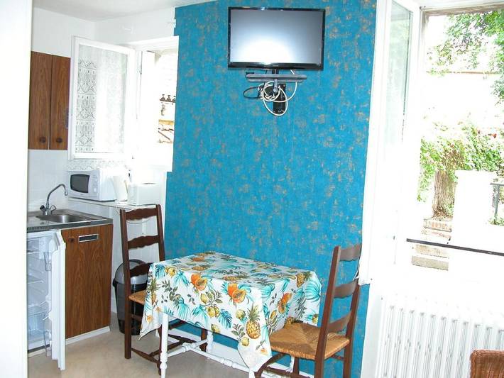 Gîte pour 2 personnes, avec vue et jardin à Néris-les-Bains - 2