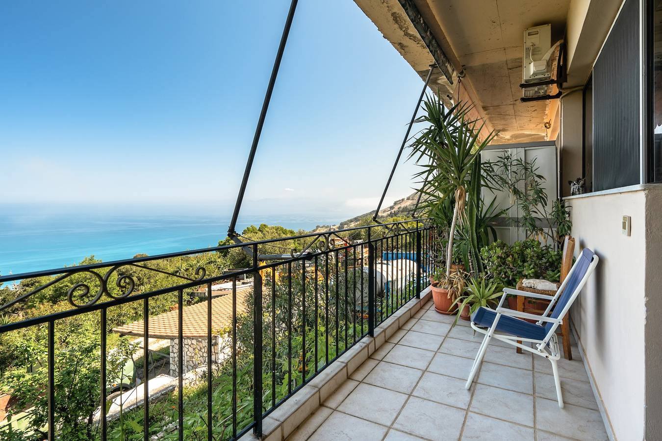 Entire apartment, 'Vangelis Apartment' with Sea View, Terrace & Wi-Fi in Kefalonia