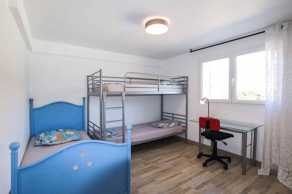 Entire apartment, 2 bedroom stunning apartment in Gemenos in Gémenos, Marseille region