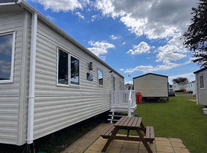 Log cabin for 8 people, with terrace and pool, child-friendly in Dorset
