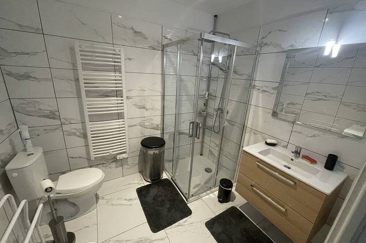 Gîte pour 5 personnes, avec terrasse ainsi que piscine et jardin à Beynost - 4