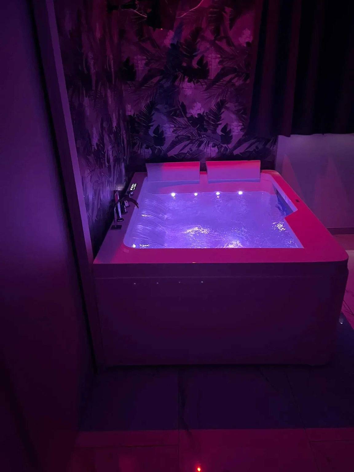 Charming House in Noto + Jacuzzi in Noto, Noto region