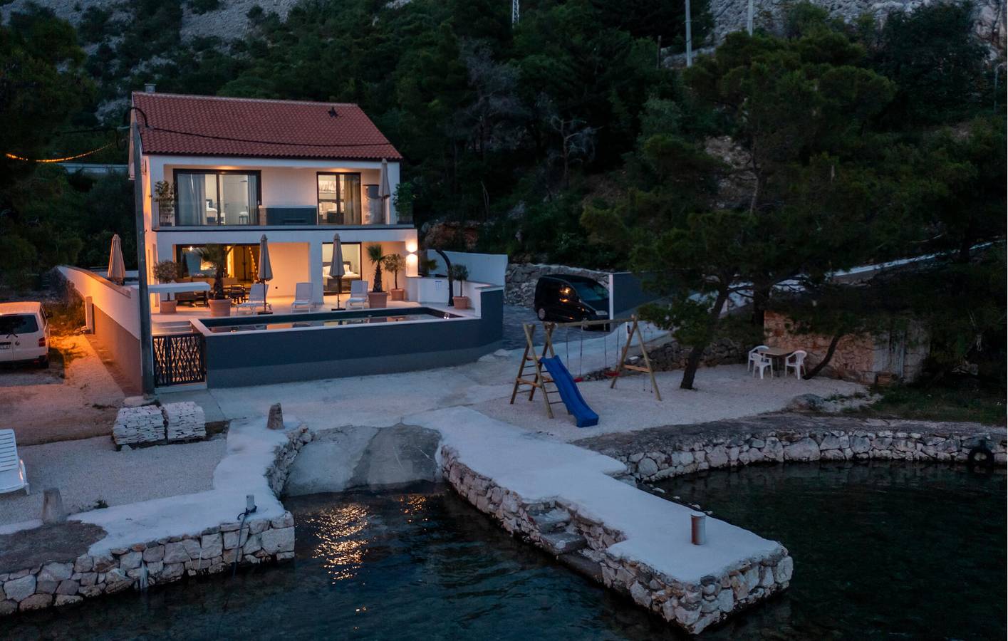 Gemütliche 200 m² große Wohnung mit Pool, Terrasse und 1,5 km entferntem Strandzugang in Baric Draga, Naturpark Velebit