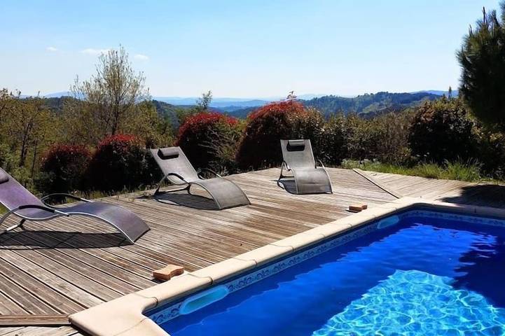 Location de vacances pour 14 personnes, avec jardin et piscine à Saint-Andéol-de-Vals
