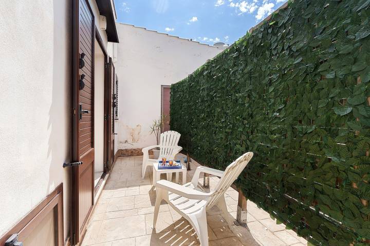 Camera 'La Rocca 2' con terrazza privata, Wi-Fi e aria condizionata in San Vito Lo Capo, Provincia di Trapani