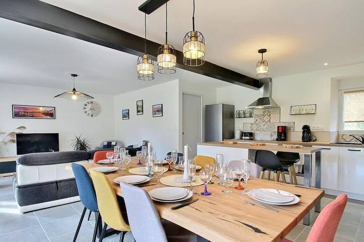 Location de vacances pour 8 personnes, avec Terrasse ainsi que Jardin et Piscine à Belz