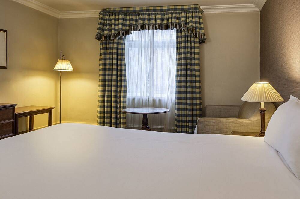 Entire apartment, Sunday Winchester Wessex Cathedral Hotel | Twin in Winchester, South Downs
