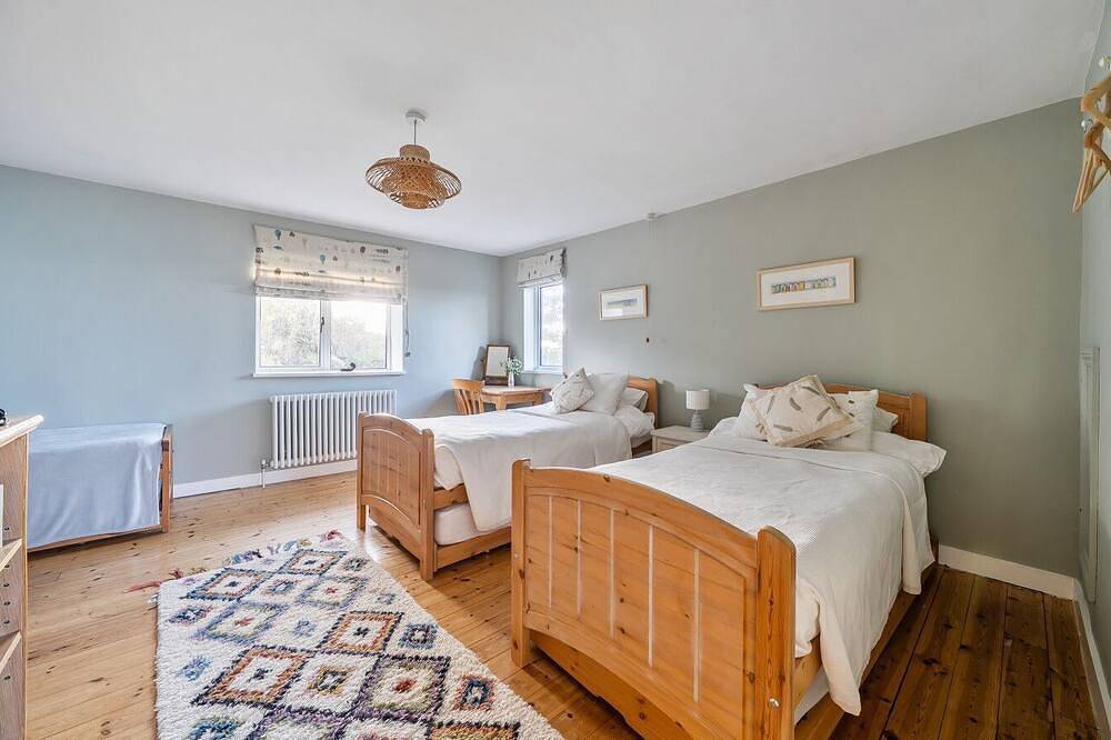 West Wittering Family Beach Escape – Sleeps 8, Garden & Dog Friendly in West Wittering Beach, West Wittering