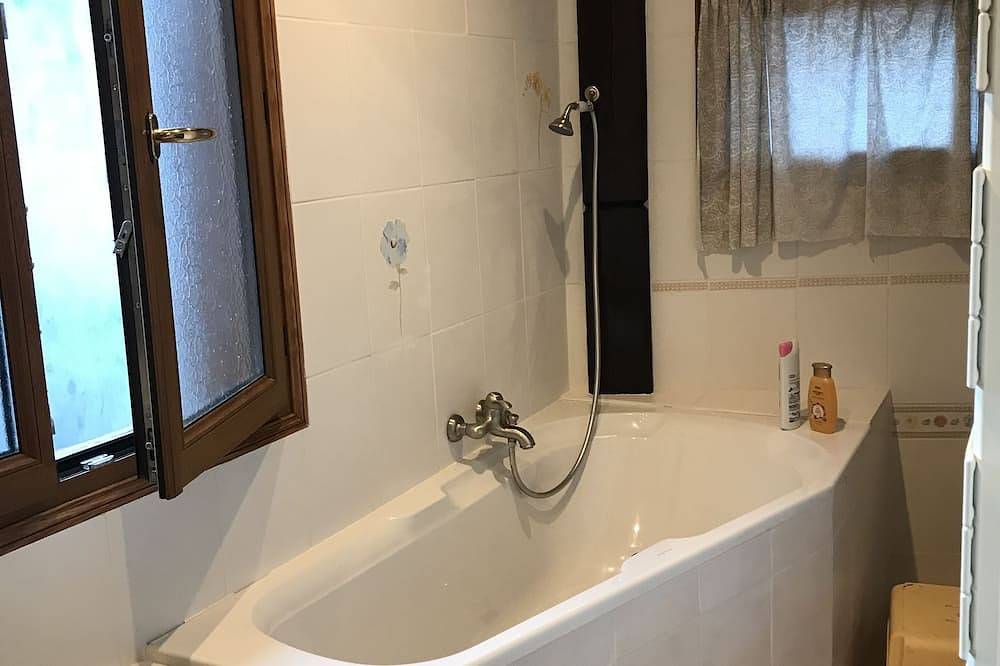 Reopening After Renovation Chalet sleeps 8, large garden. Serre chevalier in Le Monêtier-les-Bains, Serre Chevalier