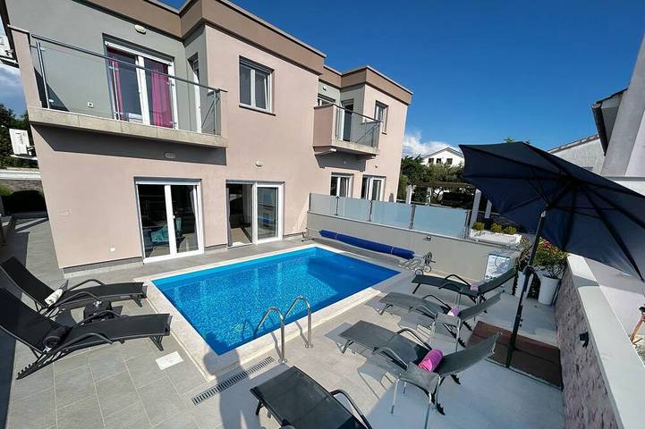 Ferienhaus für 7 Personen, mit Balkon und Garten in Pinezici