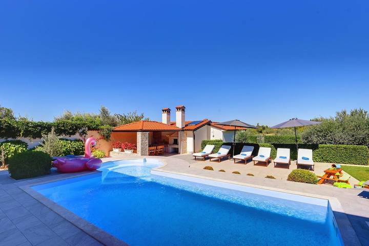 Ferienhaus für 8 Personen, mit Sauna und Pool sowie Garten und Balkon, kinderfreundlich