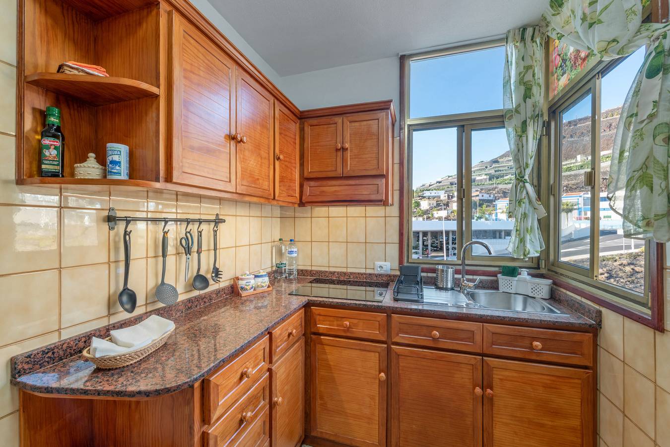 Apartamento entero, Apartamento 'Brisa De Mar' con vistas a la montaña, balcón y Wi-Fi in Puerto Naos, Los Llanos de Aridane