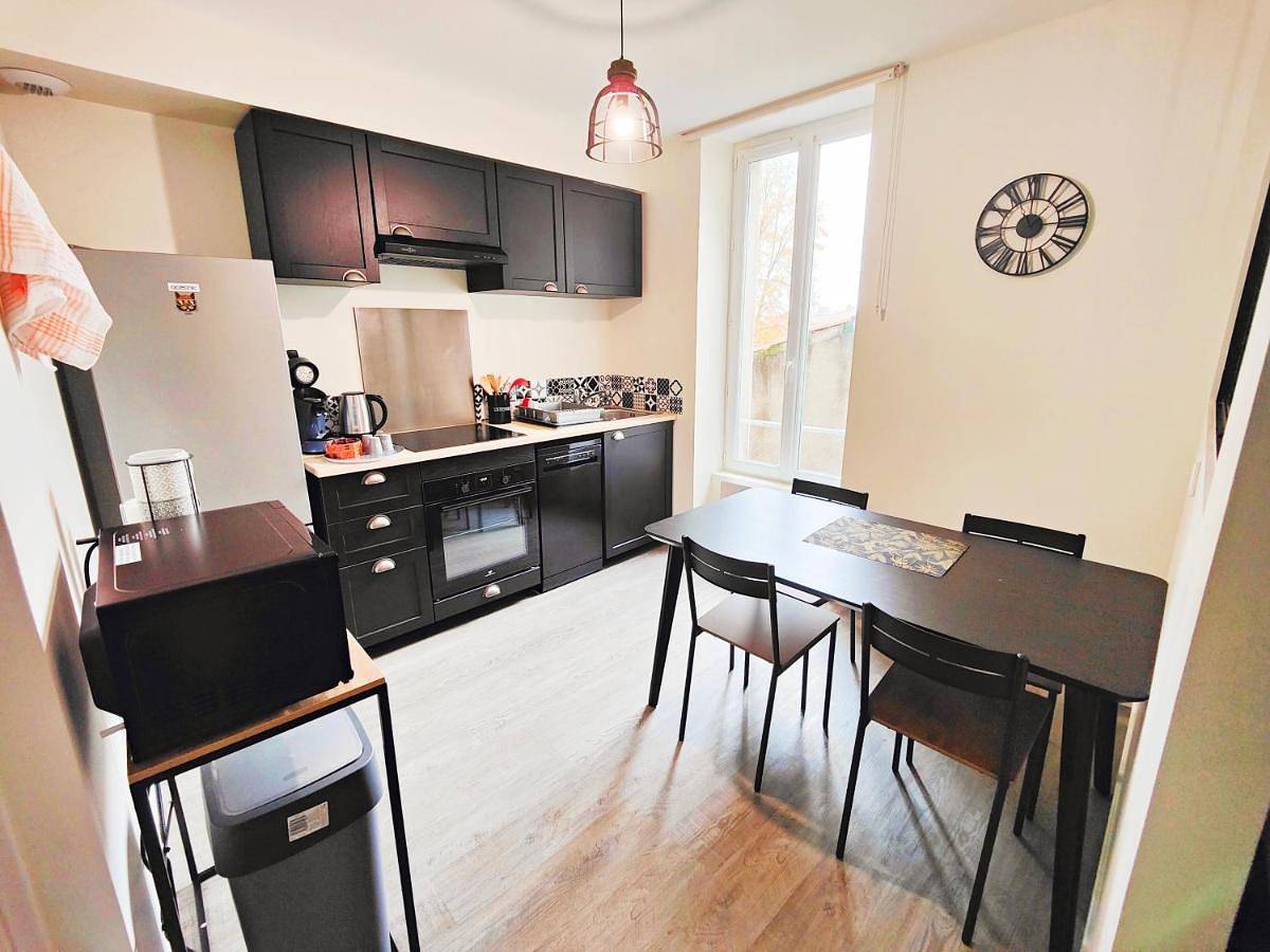 Appartement entier, Two-Bedroom Apartment in Riom, Parc naturel régional des Volcans d'Auvergne