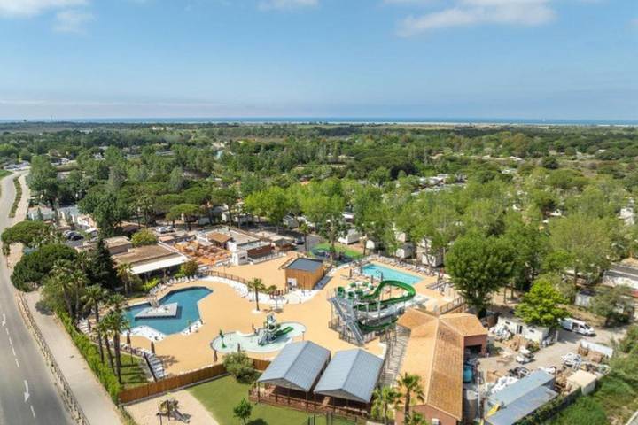 Camping pour 6 personnes, avec jardin ainsi que piscine et bassin pour enfant dans Plage de l'Espiguette