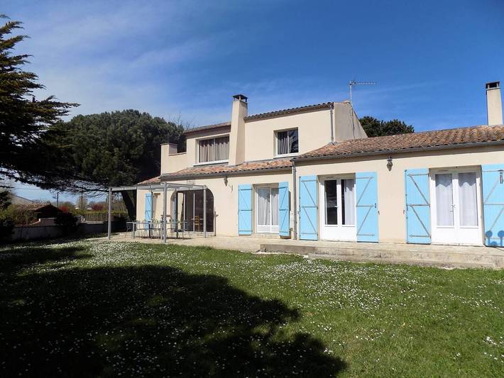 Location de vacances pour 10 personnes, avec jardin et terrasse dans Courlay Sur Mer