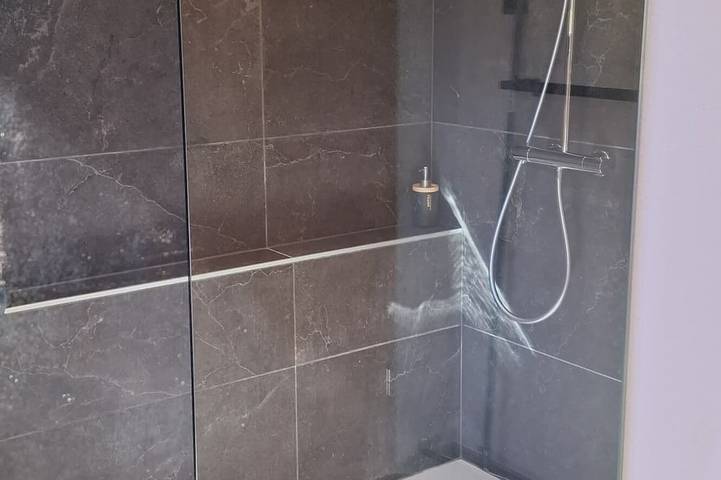 Ganze Wohnung, Loft-Hütte-Ensuite mit Dusche-Blick auf die Landschaft-Gîte Bulle d'Eau in Montleban, Gouvy