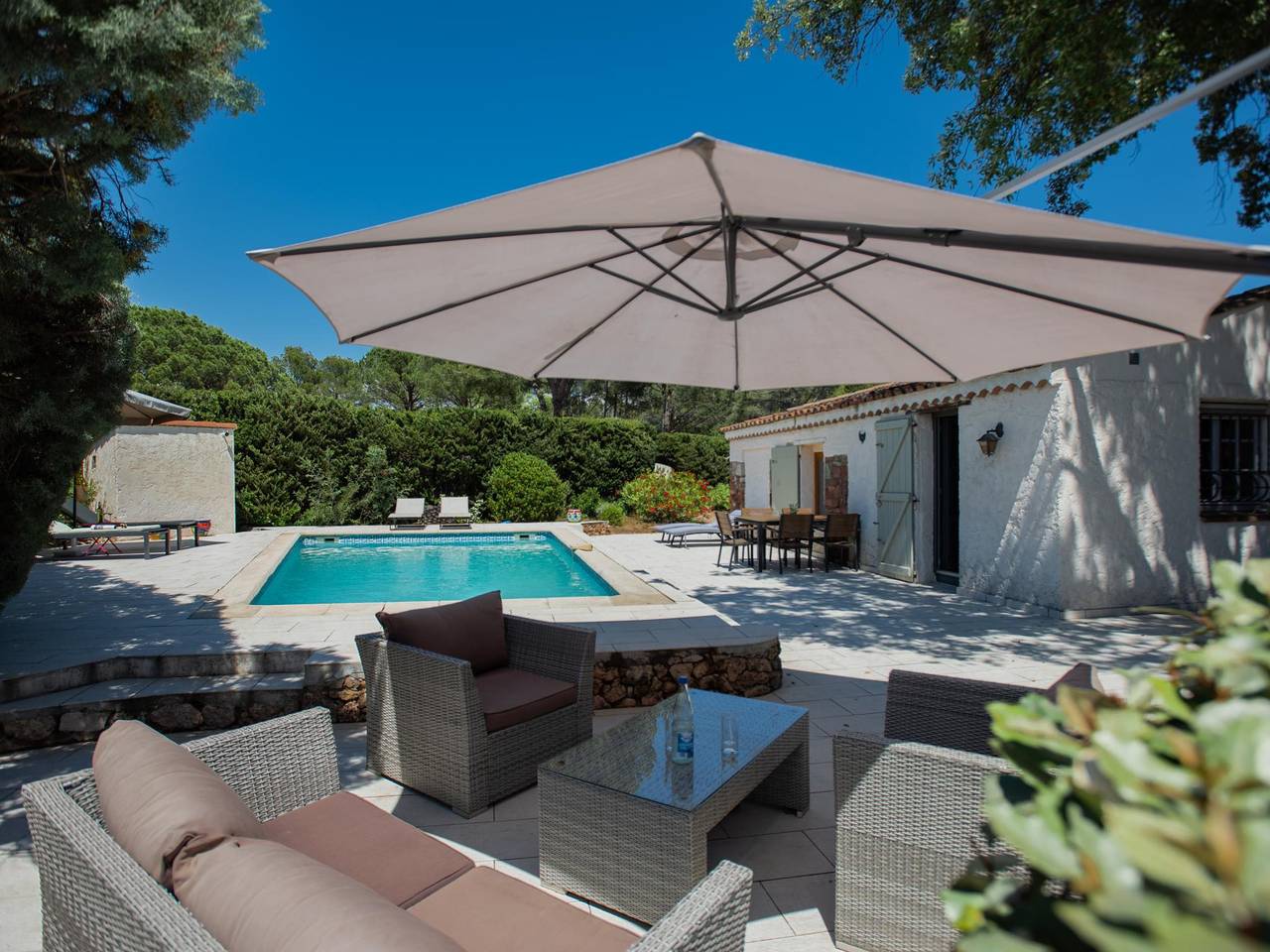 Ferienhaus mit Pool, 15 km vom Meer entfernt in Roquebrune-sur-Argens, Draguignan Region