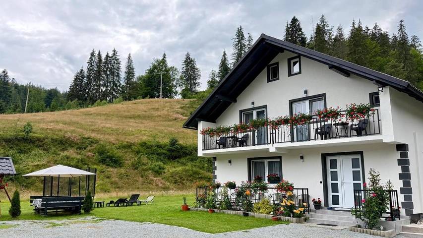Gîte pour 11 personnes, avec balcon ainsi que jacuzzi et jardin