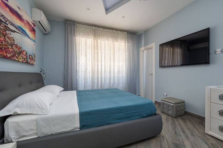 Entire apartment, Partenope – Elegant Design Apartment in the Heart of Sorrento Coast in Piano di Sorrento, Naples Province