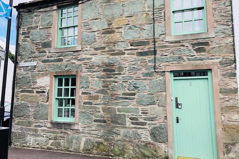 2 Fleet Street, pet friendly, with a garden in Gatehouse Of Fleet in Gatehouse of Fleet, Dumfries and Galloway