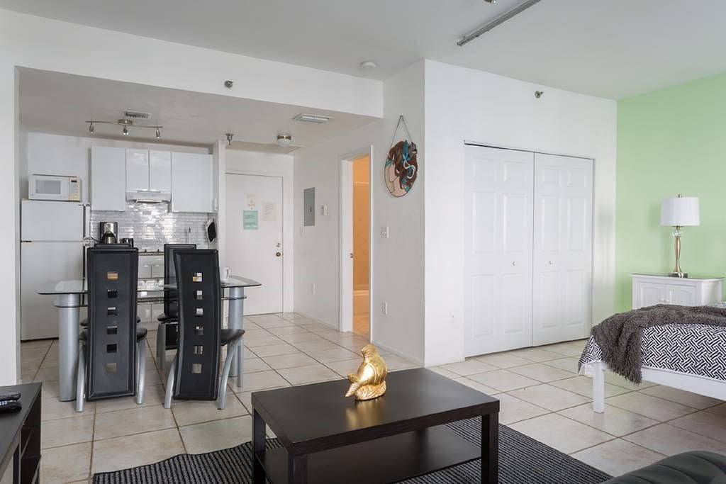 Ganze Wohnung, Großes Strandstudio in Südstrand- gegenüber vom Strand in South Beach, Miami Beach