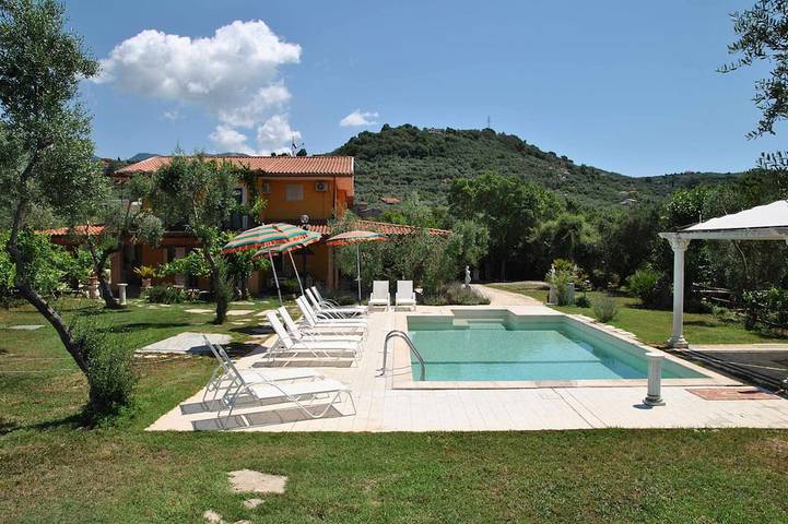 Casa vacanza per 14 persone, con giardino e balcone nonché piscina - 1