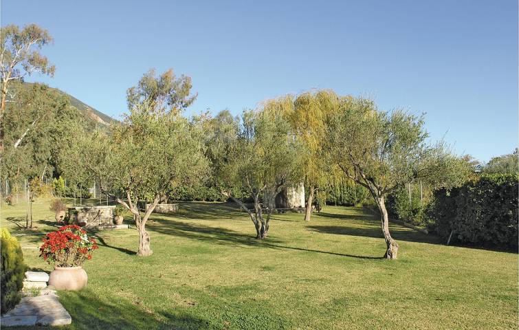 Oase an der Küste: Luxuriöses Apartment mit Pool und Terrasse in Fokida