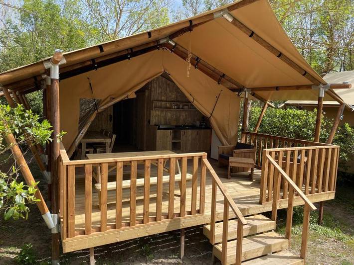 Camping pour 4 personnes, avec Terrasse ainsi que Jardin et Piscine