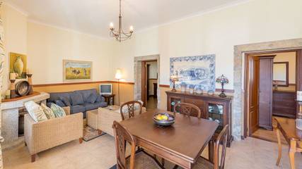 Gîte pour 4 personnes, avec jardin ainsi que terrasse et piscine, animaux acceptés à Vila Flor