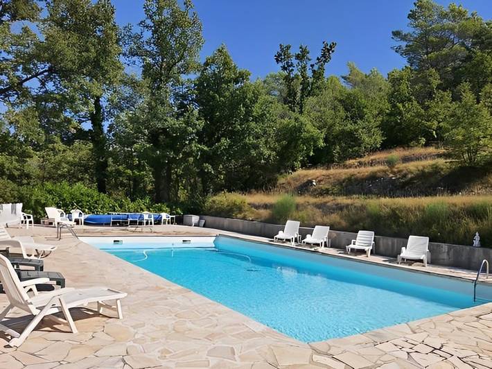 Gîte pour 2 personnes, avec jardin ainsi que terrasse et piscine à Montferrat