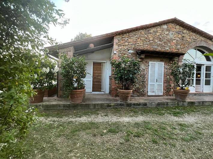 Location de vacances pour 2 personnes, avec vue ainsi que terrasse et jardin, animaux acceptés à Piombino - 2