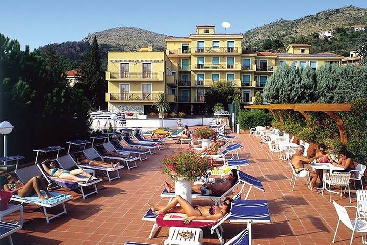Ferienwohnung für 5 Personen, mit Balkon/Terrasse und Terrasse sowie Garten und Kinderpool in Pietra Ligure Gemeinde