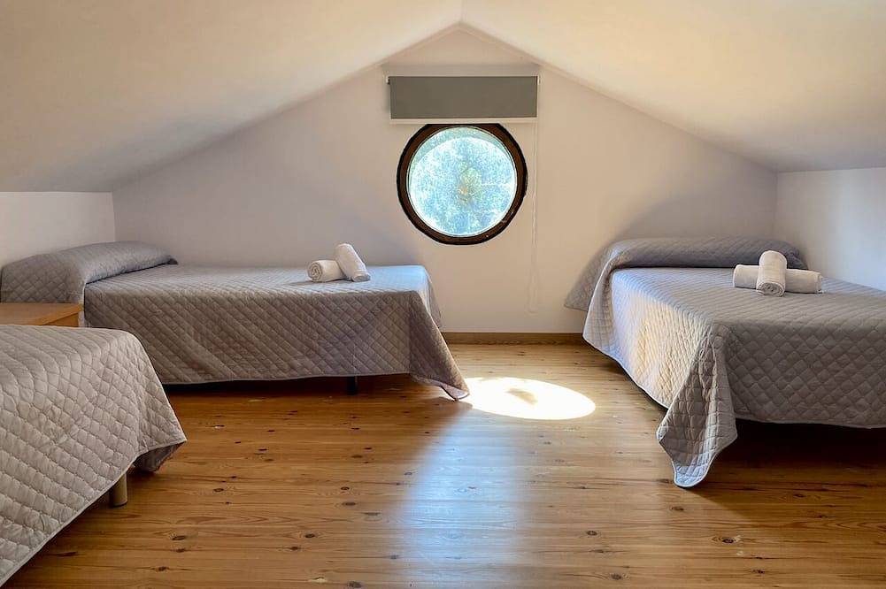 Cozy, private oceanfront cottage with pool just steps to the beach! in Cariño, Galician Coast