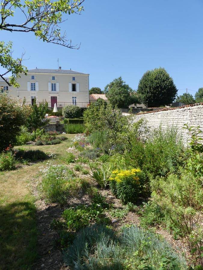 Gîte pour 2 personnes, avec piscine ainsi que vue et jardin à Xanton-Chassenon - 2