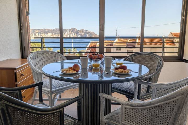 Appartement de vacances pour 3 personnes, avec vue sur l’océan et balcon/terrasse ainsi que piscine et balcon, animaux acceptés à Benidorm