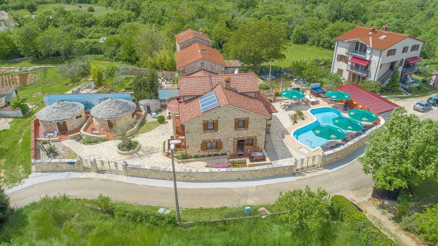 Ferienwohnung für 4 Personen, mit Pool und Balkon/Terrasse