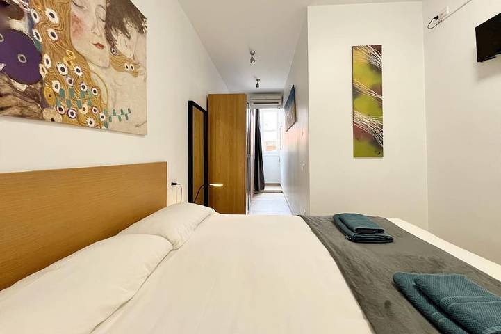 Entire apartment, Torre de Gracia Apartment Barcelona with balcony in Barcelona Centre, Barcelona